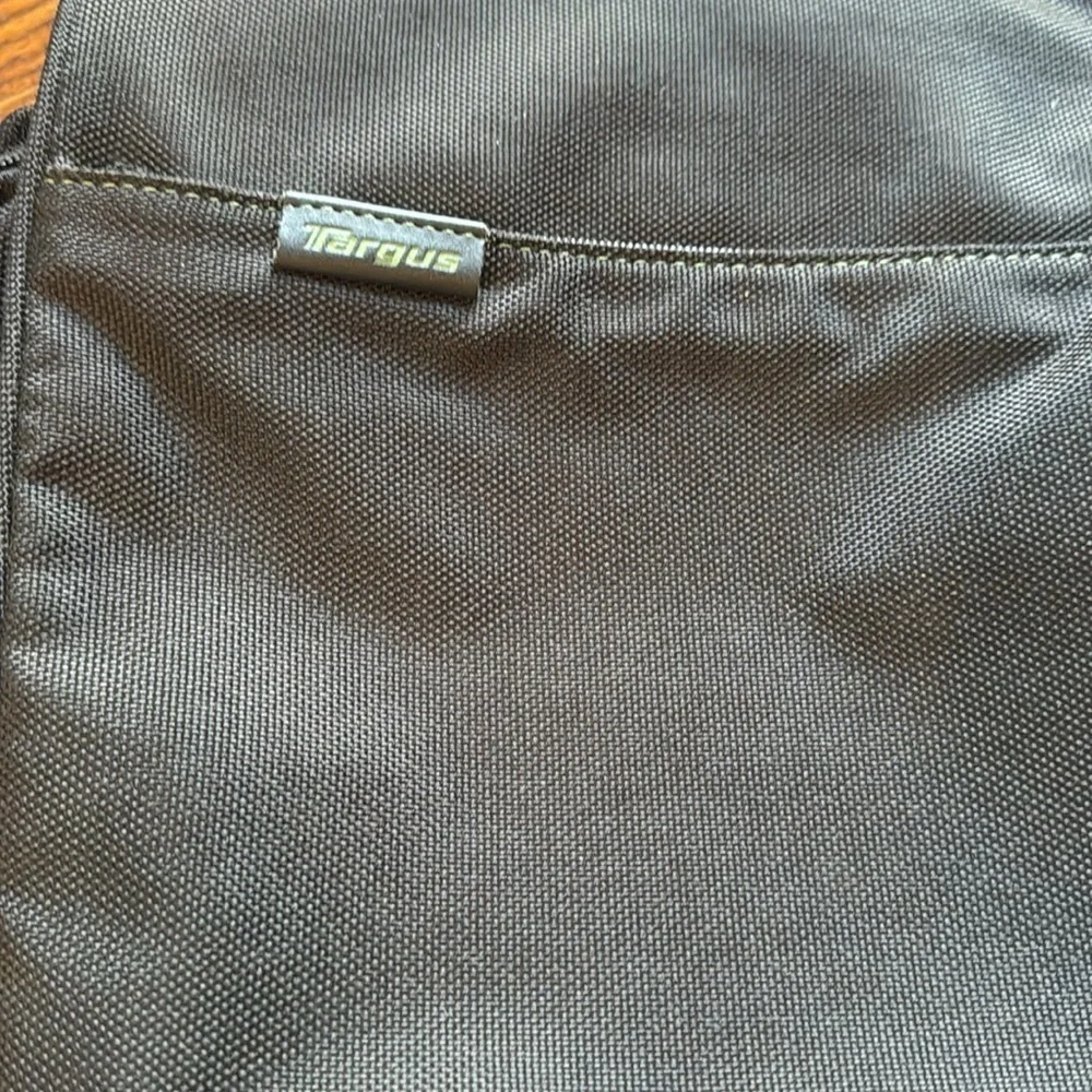 Targus black multi-zipper pockets padded laptop messenger bag.